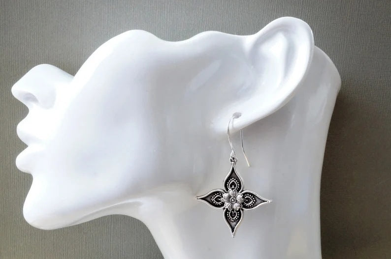 Vintage Hollow Flower Graceful Earrings