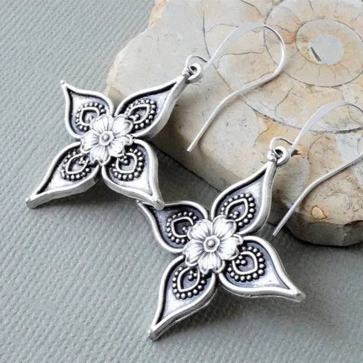 Vintage Hollow Flower Graceful Earrings
