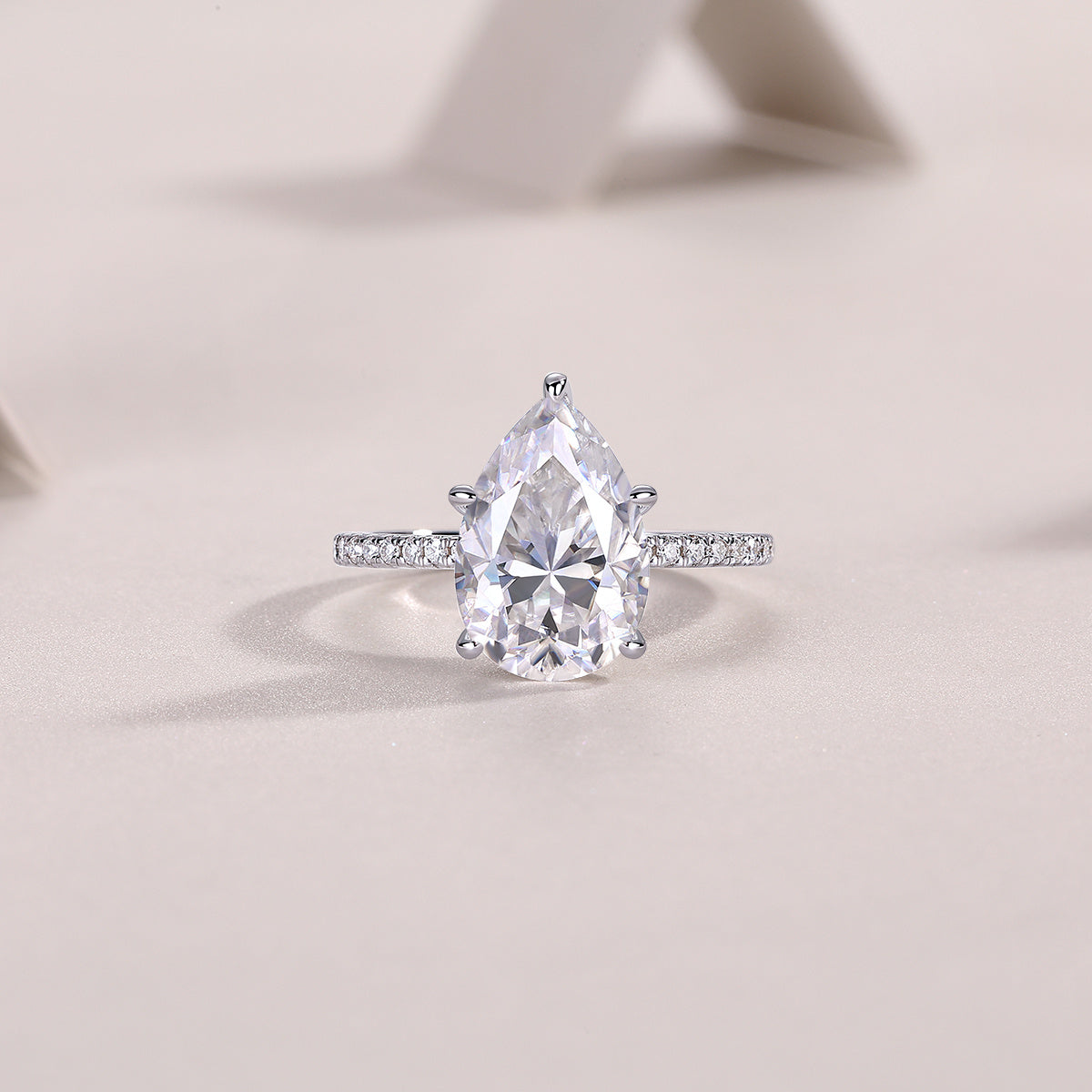Light and Shadow - A Fashionable Diamond Ring Set
