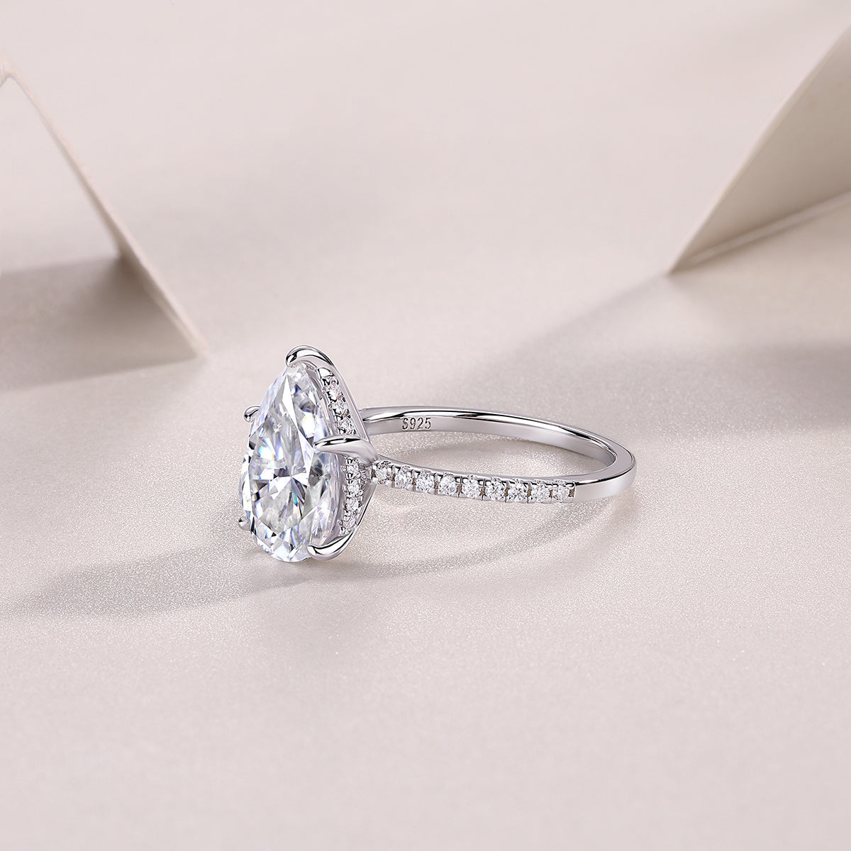 Light and Shadow - A Fashionable Diamond Ring Set