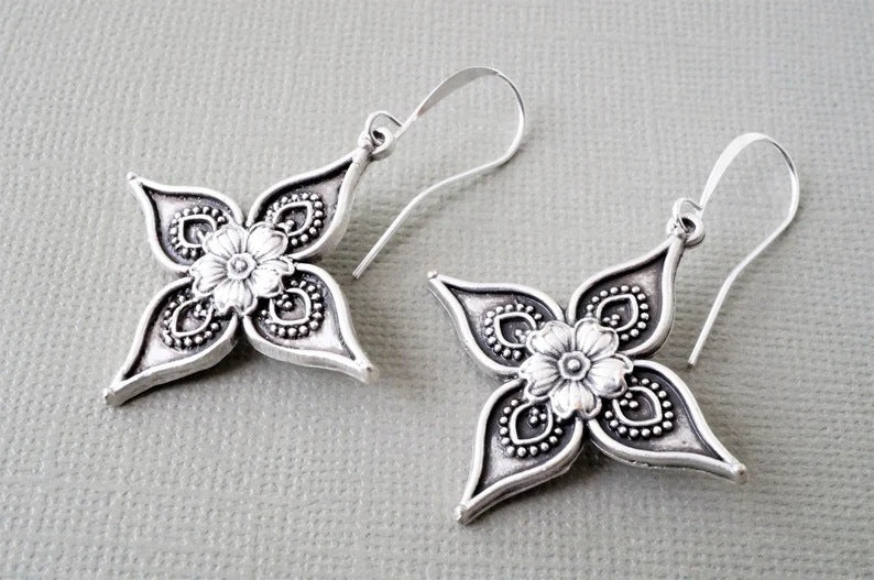 Vintage Hollow Flower Graceful Earrings