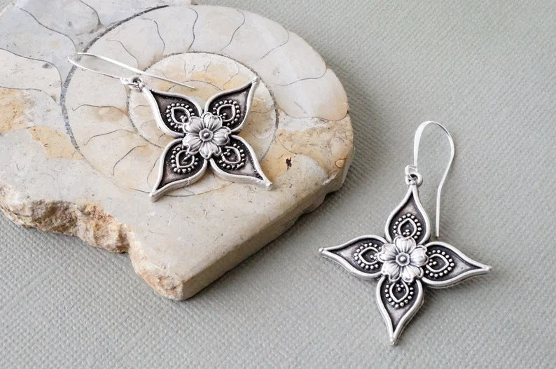 Vintage Hollow Flower Graceful Earrings